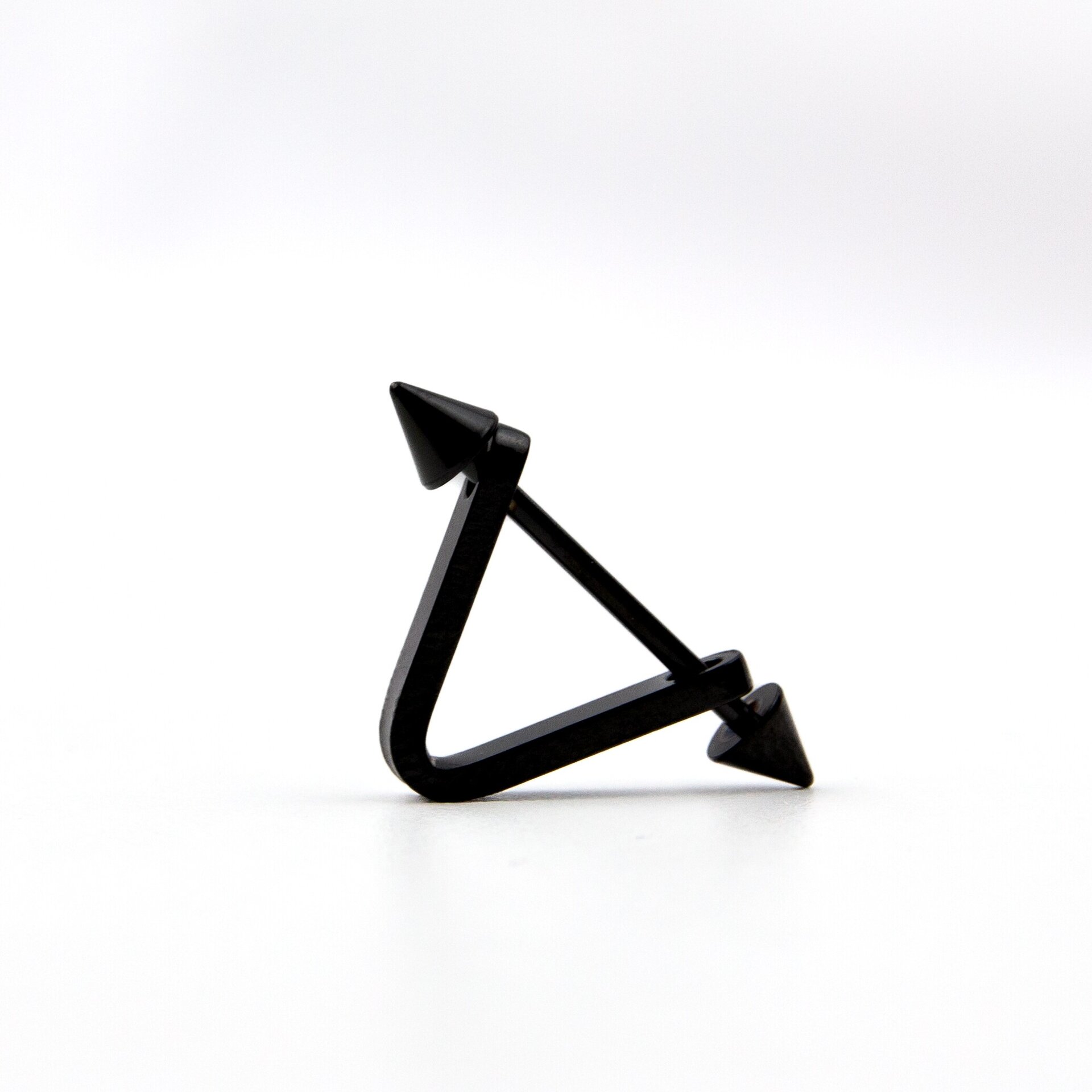 Piercing triangular con pinchos - 4